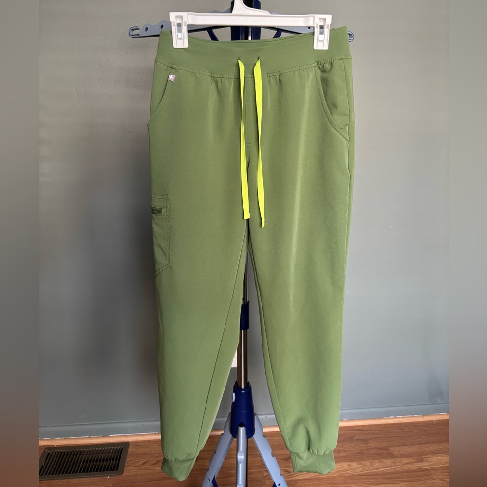 Green figs scrub pants